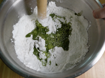 step2: 抹茶粉加水攪勻，備用；澄粉用煮沸的熱水燙熟，攪勻，加糖，等稍涼再加糯米粉，先加三分二抹茶水，加油，攪拌，揉成團