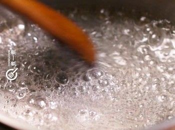 step2: 當小泡泡變成大泡泡，一部分糖開始焦化時，不斷轉動鍋子
When the small bubbles turn into big bubbles and a part of the sugar begins to caramelize, keep rotating the pot.