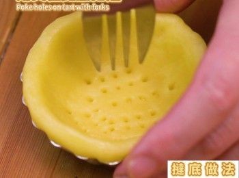 step8: 用叉在撻底㓤窿
Poke holes on tarts with a fork.