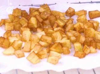 step1: 把薯仔切細粒，炸至金黃色，瀝油放涼，加少許鹽調味備用
Dice potato and deep fry until golden brown. Drain dry and let cool. Season with salt and set aside.