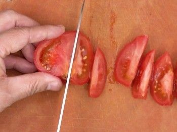 step1: 1個番茄切丁，一個切件，備用
Dice 1 tomato and cut the other one into pieces.