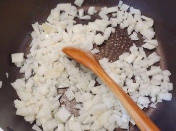 step2: 下油，先將洋蔥炒香至略為軟身。