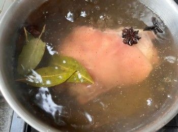 step3: 把香葉、八角、黑胡椒碎、白醋和花雕酒加入適當的水煮沸，然後放入豬手，水要蓋過豬手。重新煮沸後多煮50分鐘至豬手熟透。