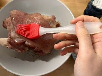 step5: 預熱氣炸鍋至180度。先在豬手表面均勻塗上黑胡椒碎和白醋，以180度氣炸豬手15分鐘。