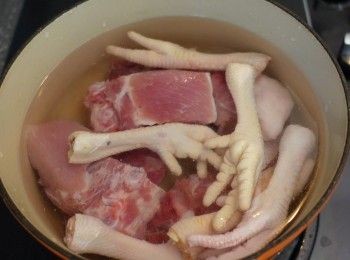 step3: 豬骨<a href="https://bit.ly/3kLFTWO" target="_blank" data-keyword="雞腳" class="guide-link"><strong>雞腳</strong></a> <span style="display:inline-block;vertical-align:middle;margin-top:-3px;color:initial;border-radius:3px;padding:2px 3px;font-size:12px;line-height:14px;background:#87d300;color:#fff;">即買</span> 洗淨 冷水下鍋出水後洗淨
