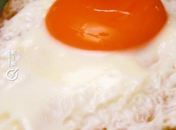 step8: 雞蛋煎成太陽蛋
Pany fry an egg into a sunny-side-up.
將煮好的白飯放在碟上，另外將豬扒排好，太陽蛋放在飯上
Place the cooked rice on a plate, arrange the pork chops and egg on top of the rice.