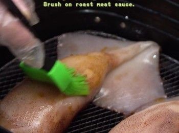 step6: 掃上燒肉汁
Brush on yakiniku sauce.