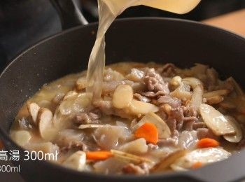 step4: 接著將切好的<span class="group_1">食材</span>、步驟2的味噌醬與高湯一起加入鍋中燉煮約15~20分鐘。