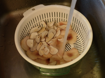 step2: 將土茯苓和海底椰清洗乾淨，瀝水備用；將陳皮清洗乾淨，浸泡至軟，刮囊，保留浸陳皮的水
