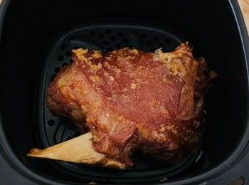 step7: 重覆第7個步驟一次，直至豬手表面呈脆皮狀。