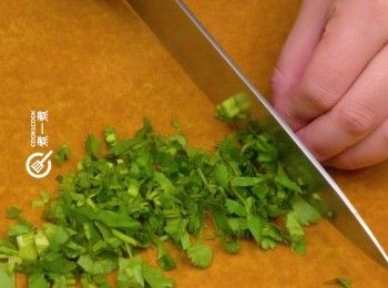 step4: 芫茜切碎
Chop coriander.