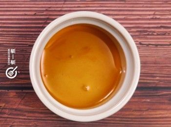 step5: 將焦糖倒入布丁杯備用
Pour the caramel into pudding cups and set aside.