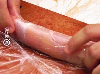 step5: 將<a href="https://bit.ly/2ZxapeY" target="_blank" data-keyword="雞扒" class="guide-link"><strong>雞扒</strong></a> <span style="display:inline-block;vertical-align:middle;margin-top:-3px;color:initial;border-radius:3px;padding:2px 3px;font-size:12px;line-height:14px;background:#87d300;color:#fff;">即買</span> 捲實，冷藏15分鐘
Roll the chicken fillet tightly. Freeze it for 15 minutes.