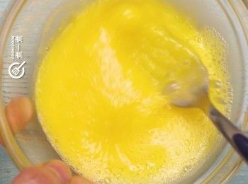 step2: 雞蛋打勻
Whisk the eggs.