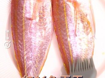 step1: 紅衫魚洗淨抹乾，兩邊掃上魚露醃30分鐘
Rinse and pat dry the golden threadfin breams, brush fish sauce on both sides and marinate 30 minutes.