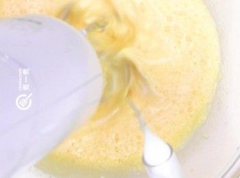 step4: 慢慢加入牛奶、椰漿
Slowly add milk and coconut milk.