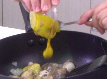 step4: 加入英式芥末
Add in English mustard and stir well.