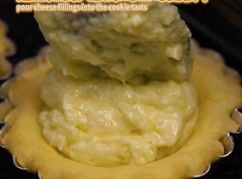 step14: 芝士餡倒入放涼的曲奇撻模中
Pour cheese filling into the cookie tarts.