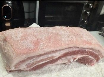 step2: 在抹乾淨的五花腩豬皮上鋪一層滿滿既食鹽後 
等待十分鐘後……
再用抹手紙抹走豬皮上餘下的食鹽及
抹乾五花腩上 已溶化既鹽水後
《重複再做多次第二步驟》
十分鐘後…
將第二次溶化左既鹽水搽勻整件五花腩