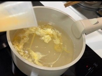 step5: 將火收至最細，緩緩倒入蛋漿。
