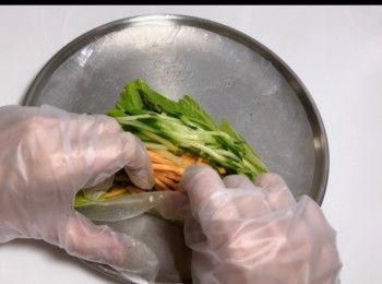 step11: 鋪上西生菜一片，再鋪上甘荀、青瓜、菠菜葉、啡菇和蘆筍。