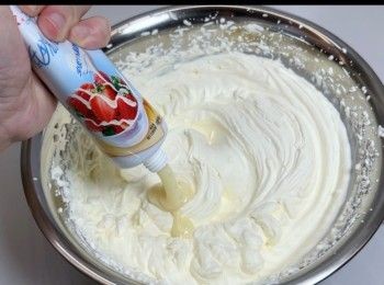 step3: 將淡忌廉打至呈現明顯紋路和挺身的狀態即可，然後加入煉奶。