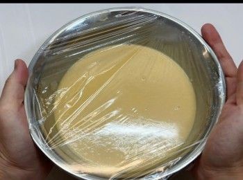 step6: 將粉漿用保鮮紙包好，放入雪櫃冷藏15分鐘。