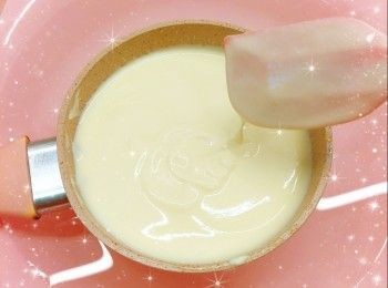 step4: 蓋上蓋子，放進雪櫃冷藏12小時／將淡忌廉連同煲子坐冰水冷却；約15分鐘；略為攪拌）