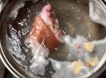 step2: 先把急凍德國鹹豬手解凍、洗淨。在鍋中放進薑片和豬手，注入水後煮沸，並多煮10分鐘出水，完成後取出洗淨。