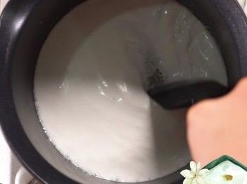 step4: 煮椰汁至微滾，加入120毫升熱水、餘下的糖及煮至微滾
Boil coconut milk until just boiled. Add 120ml water, 32g sugar and salt.