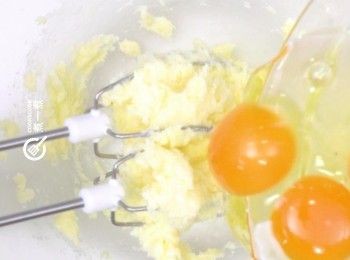 step3: 慢慢加入雞蛋漿打勻
Slowly add whisked egg into butter and sugar mixture