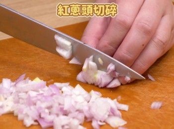 step2: 紅蔥頭切碎，蒜頭壓碎備用
Chop shallots and crush garlics.