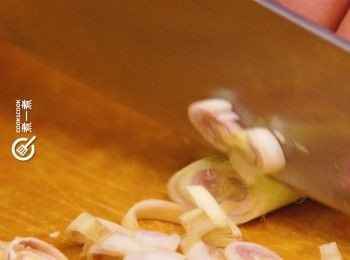 step2: 香茅取白色部分，拍扁並切碎
Take the white part of lemongrass, flatten and chop it.