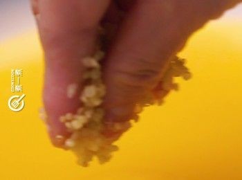 step5: 拌入已蒸熟藜麥
Mix with steamed quinoa.