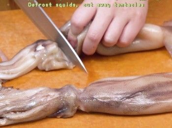 step3: 切走魷魚鬚
Cut tentacles away.