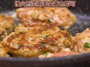 step8: 用慢火煎至兩面金黃色即可
Pan fry over low heat until both sides are golden brown.