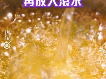 step3: 當全部糖變成濃郁的金黃色後，再加入滾水
When all the sugar turns into a rich golden color, add boiling water.
