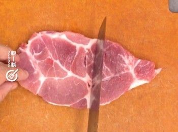 step1: 豬扒洗淨抹乾，用刀背拍鬆
Pat dry pork chops then pound with the back side of kitchen knife.