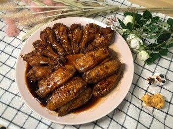 step7: 在<a href="https://bit.ly/3zHU5V3" target="_blank" data-keyword="雞翼" class="guide-link"><strong>雞翼</strong></a> <span style="display:inline-block;vertical-align:middle;margin-top:-3px;color:initial;border-radius:3px;padding:2px 3px;font-size:12px;line-height:14px;background:#87d300;color:#fff;">即買</span> 和雞下髀上均灑上黑糖糖漿即可。