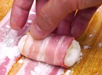 step5: 將煙肉捲起，兩端再沾上少許生粉
Roll the bacon. Glue the other end with corn starch.