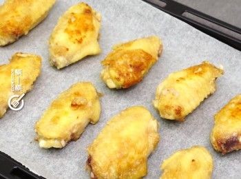 step3: 再用焗爐以200度焗5分鐘熟透
Roast the chicken wings in oven at 200 °C for 5 minutes.