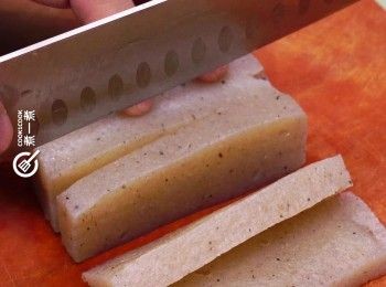 step3: 蒟蒻洗淨浸水，切長薄薄的長片
Rinse and slice konjac.