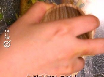 step7: 加蓋再煎30秒即成
Cover and pan fry for another 30 seconds.