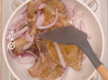 step6: 豬扒回鑊炒勻即可
Add the pork chops back to the pan and stir well.