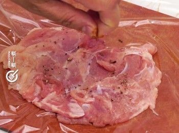 step3: 在<a href="https://bit.ly/2ZxapeY" target="_blank" data-keyword="雞扒" class="guide-link"><strong>雞扒</strong></a> <span style="display:inline-block;vertical-align:middle;margin-top:-3px;color:initial;border-radius:3px;padding:2px 3px;font-size:12px;line-height:14px;background:#87d300;color:#fff;">即買</span> 上灑上碎黑胡椒及紅椒粉
Sprinkle on black pepper and paprika powder.