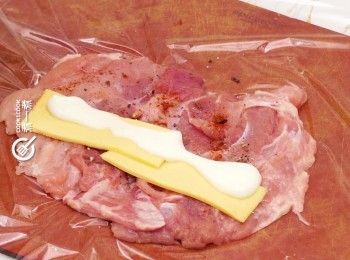 step4: 鋪上芝士片及乳酪
Put cheese slices and yogurt on top.