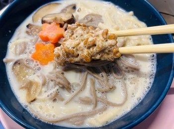 step5: 用筷子把納豆拌至起泡；將麵條放在碗內，注入豆乳湯和蔬菜，上面放上納豆。最後灑上炒香的白芝麻即可。