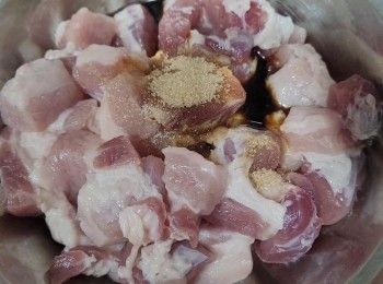 step3: .腩肉切去皮 洗淨抹乾水切件加入調味料(豉油2茶匙,鹽1/4 茶匙,糖 2.茶匙)醃製半小時後，加入粟粉撈勻