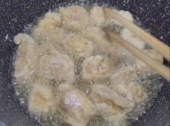 step6: 在鑊倒下油開中火略滾,加入腩肉慢炸轉中小火，(剛腩肉放下炸時不要移動,等2mins固定粉漿,
先反轉炸另一邊)每邊炸兩分鐘反轉一次炸,總共8分鐘,後撈起（用牙籤順利篤入穿過猪肉即是已熟)等10分鐘,
