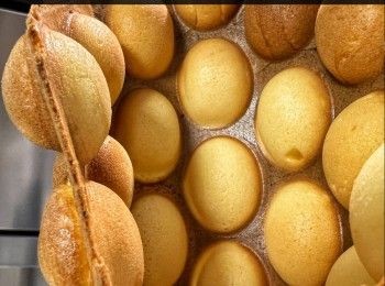 step8: 將新鮮做起的雞蛋仔，固定形狀（拱形），再用風扇將它吹至脆身，就可以享用。